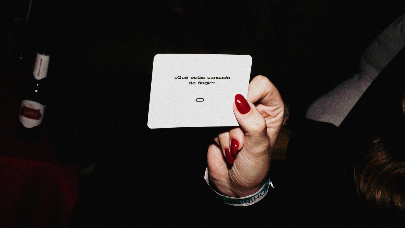 Persona sosteniendo una carta de Quienes Somos
