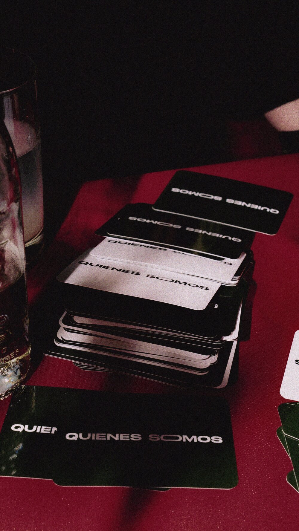 Mazo de cartas Quienes Somos junto a su caja